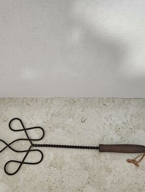 Vintage Antique Twisted Wire Wooden Handle Rug Beater